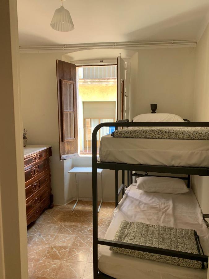 Notaria-Apartamento Y Estudio En Casco Antiguo, Al Lado De Playa, Rambla Y Monasterio, Con Acceso A Terraza Ajardinada Сан Фелиу де Гиксолс Екстериор снимка