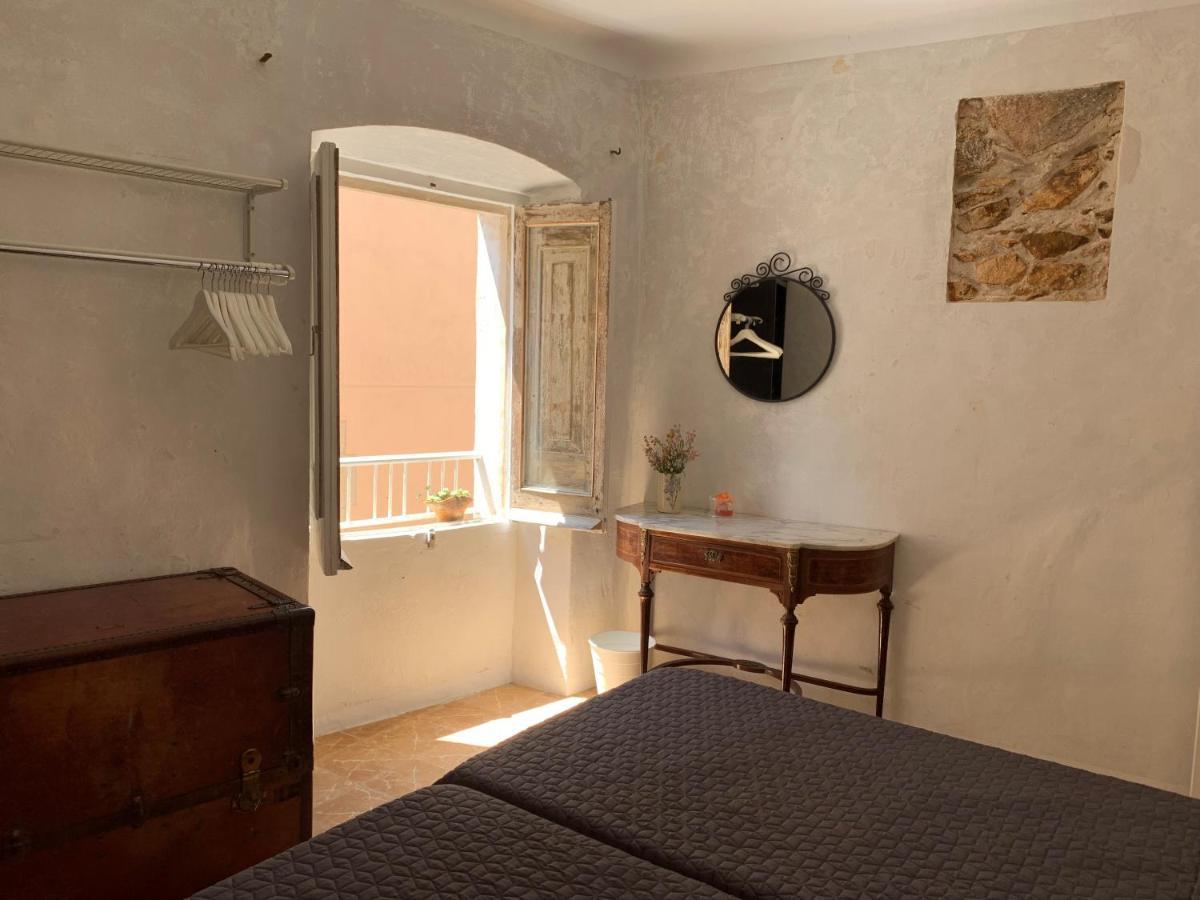 Notaria-Apartamento Y Estudio En Casco Antiguo, Al Lado De Playa, Rambla Y Monasterio, Con Acceso A Terraza Ajardinada Сан Фелиу де Гиксолс Екстериор снимка