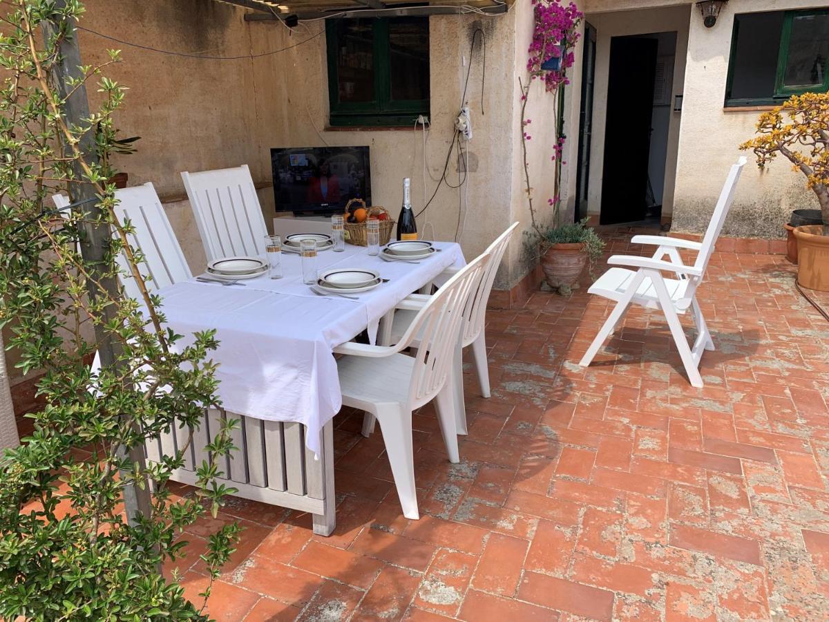 Notaria-Apartamento Y Estudio En Casco Antiguo, Al Lado De Playa, Rambla Y Monasterio, Con Acceso A Terraza Ajardinada Сан Фелиу де Гиксолс Екстериор снимка