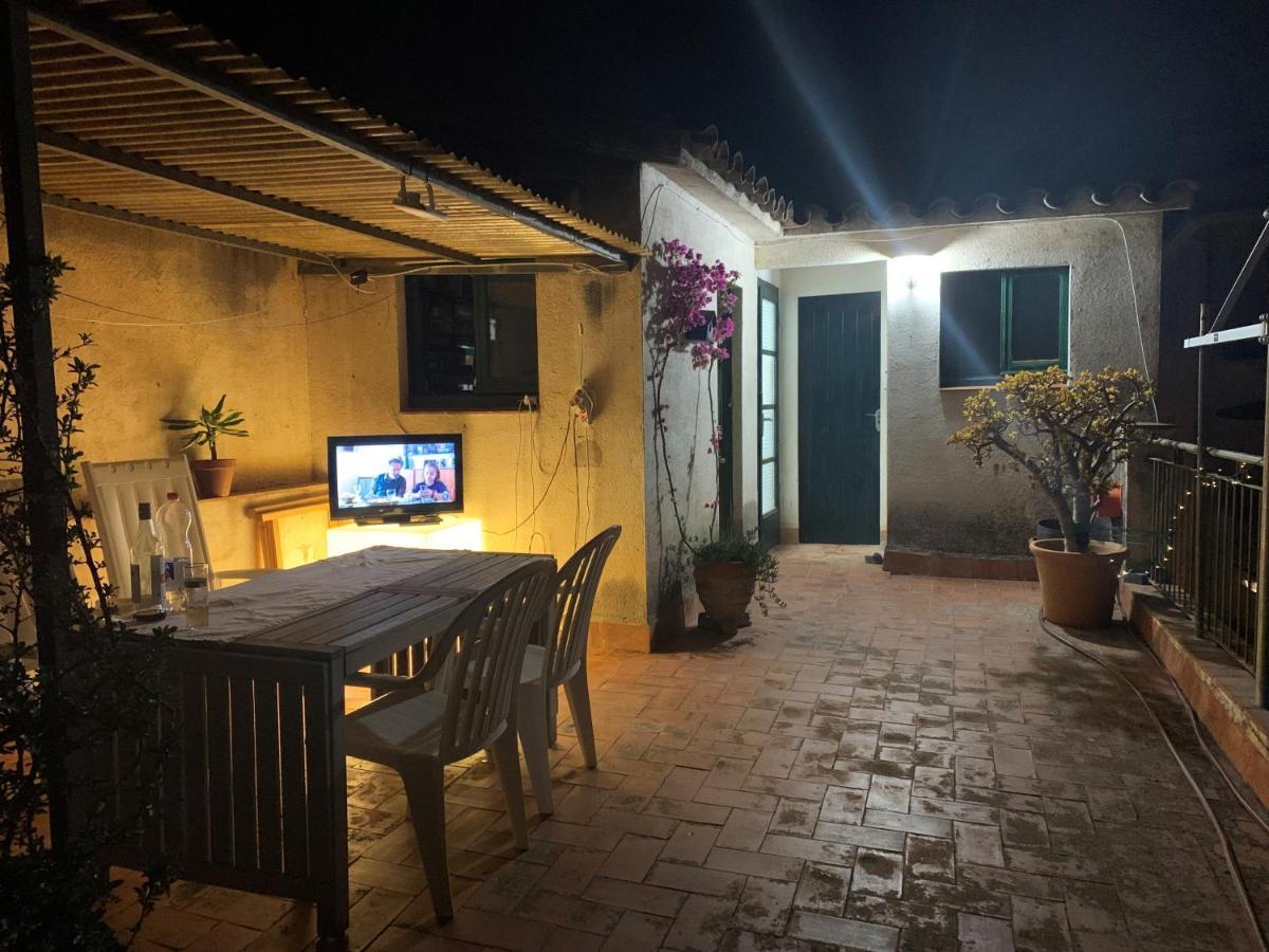 Notaria-Apartamento Y Estudio En Casco Antiguo, Al Lado De Playa, Rambla Y Monasterio, Con Acceso A Terraza Ajardinada Сан Фелиу де Гиксолс Екстериор снимка