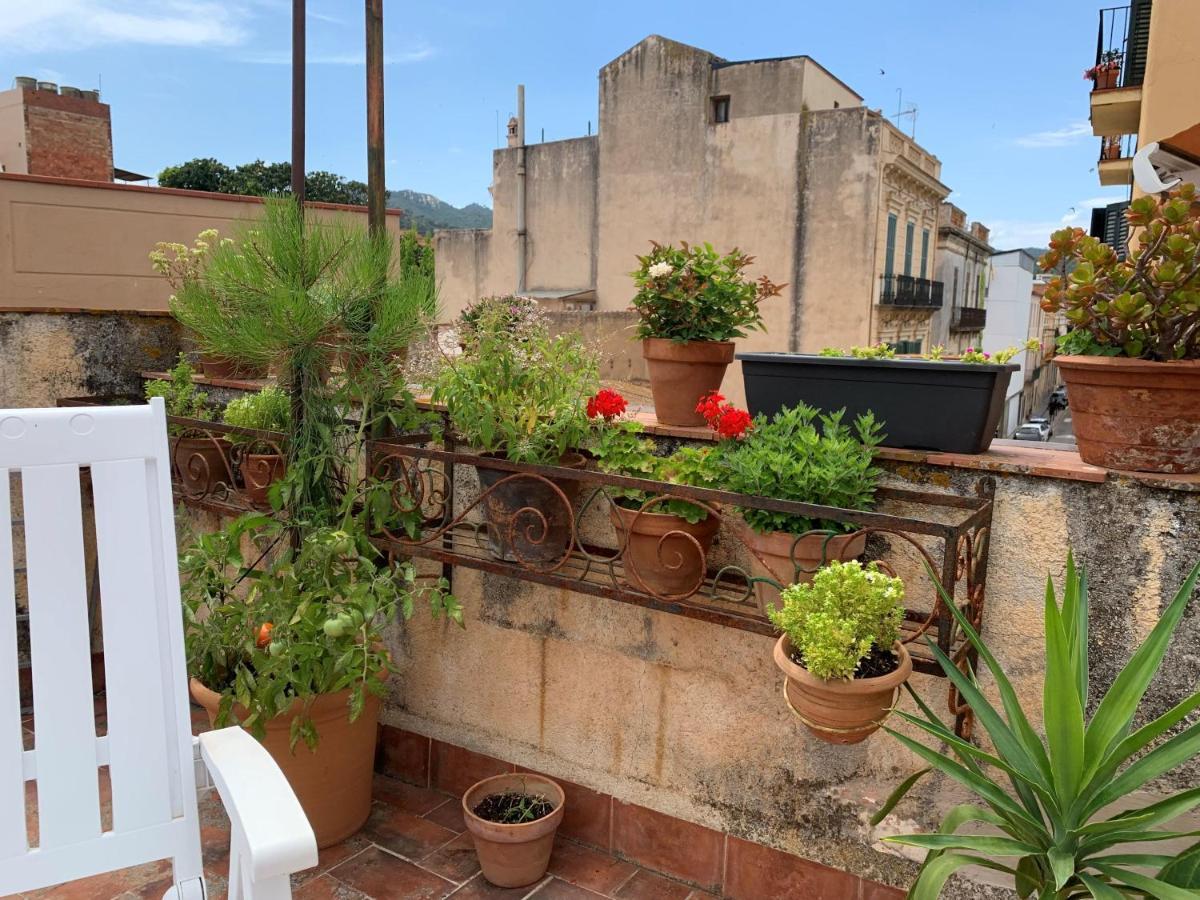Notaria-Apartamento Y Estudio En Casco Antiguo, Al Lado De Playa, Rambla Y Monasterio, Con Acceso A Terraza Ajardinada Сан Фелиу де Гиксолс Екстериор снимка
