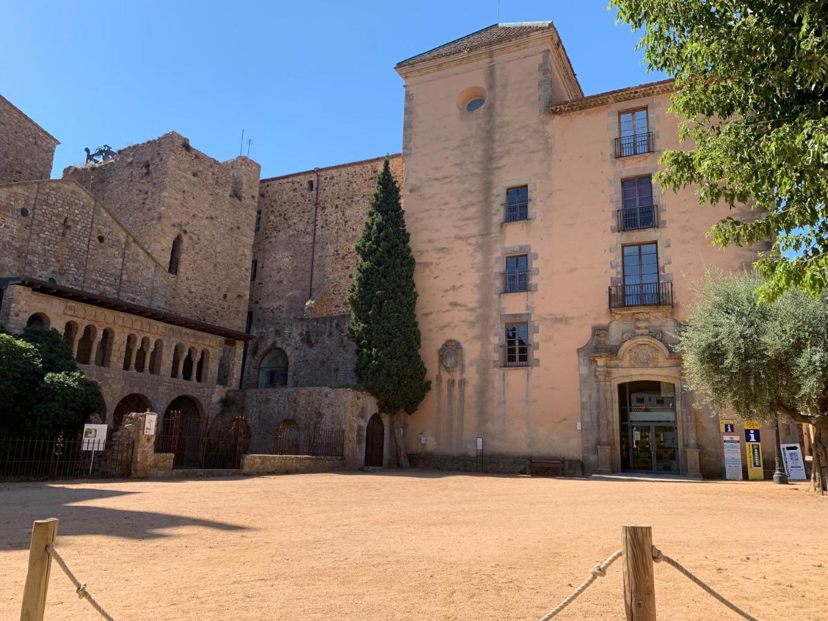 Notaria-Apartamento Y Estudio En Casco Antiguo, Al Lado De Playa, Rambla Y Monasterio, Con Acceso A Terraza Ajardinada Сан Фелиу де Гиксолс Екстериор снимка