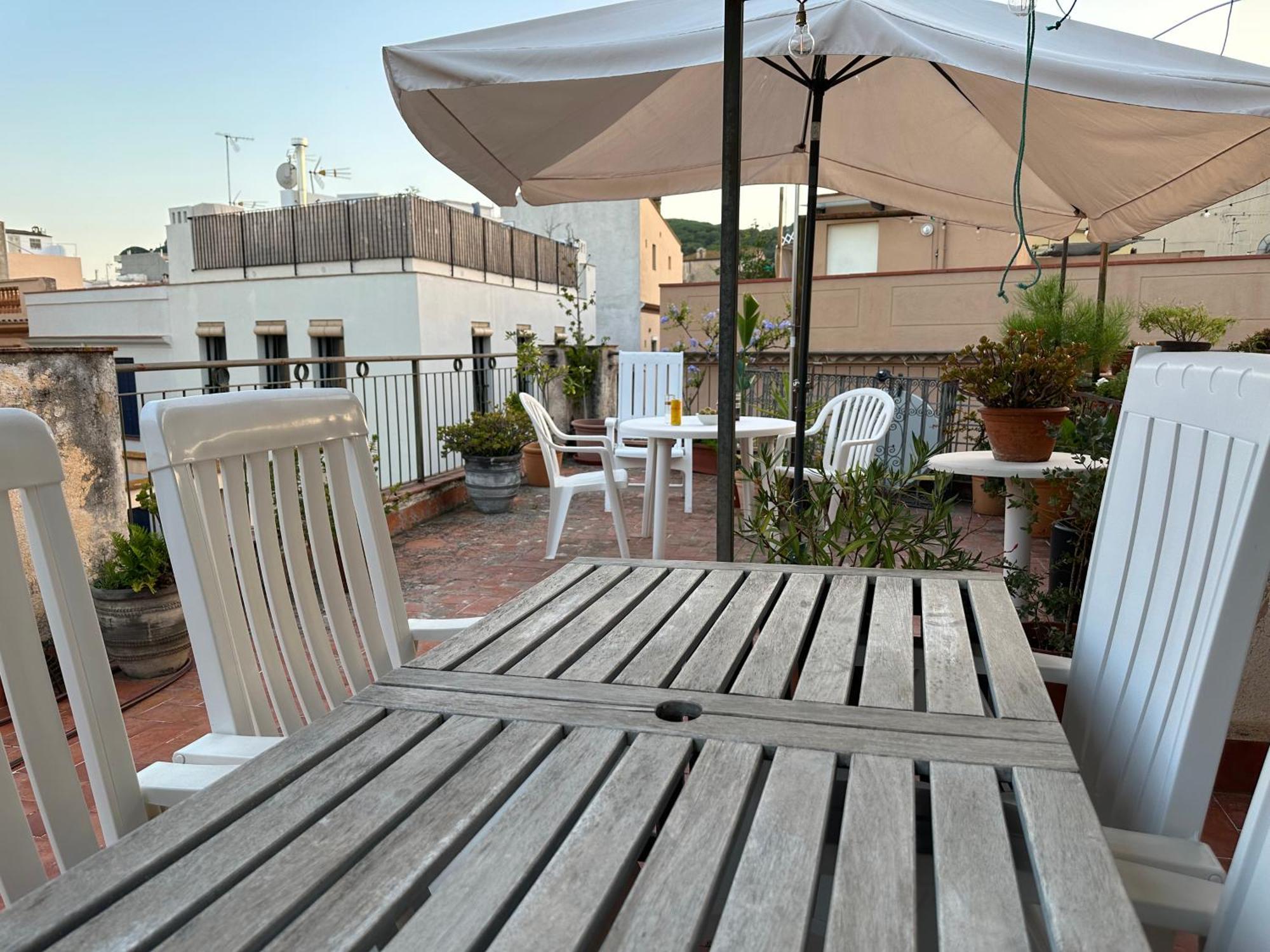 Notaria-Apartamento Y Estudio En Casco Antiguo, Al Lado De Playa, Rambla Y Monasterio, Con Acceso A Terraza Ajardinada Сан Фелиу де Гиксолс Екстериор снимка