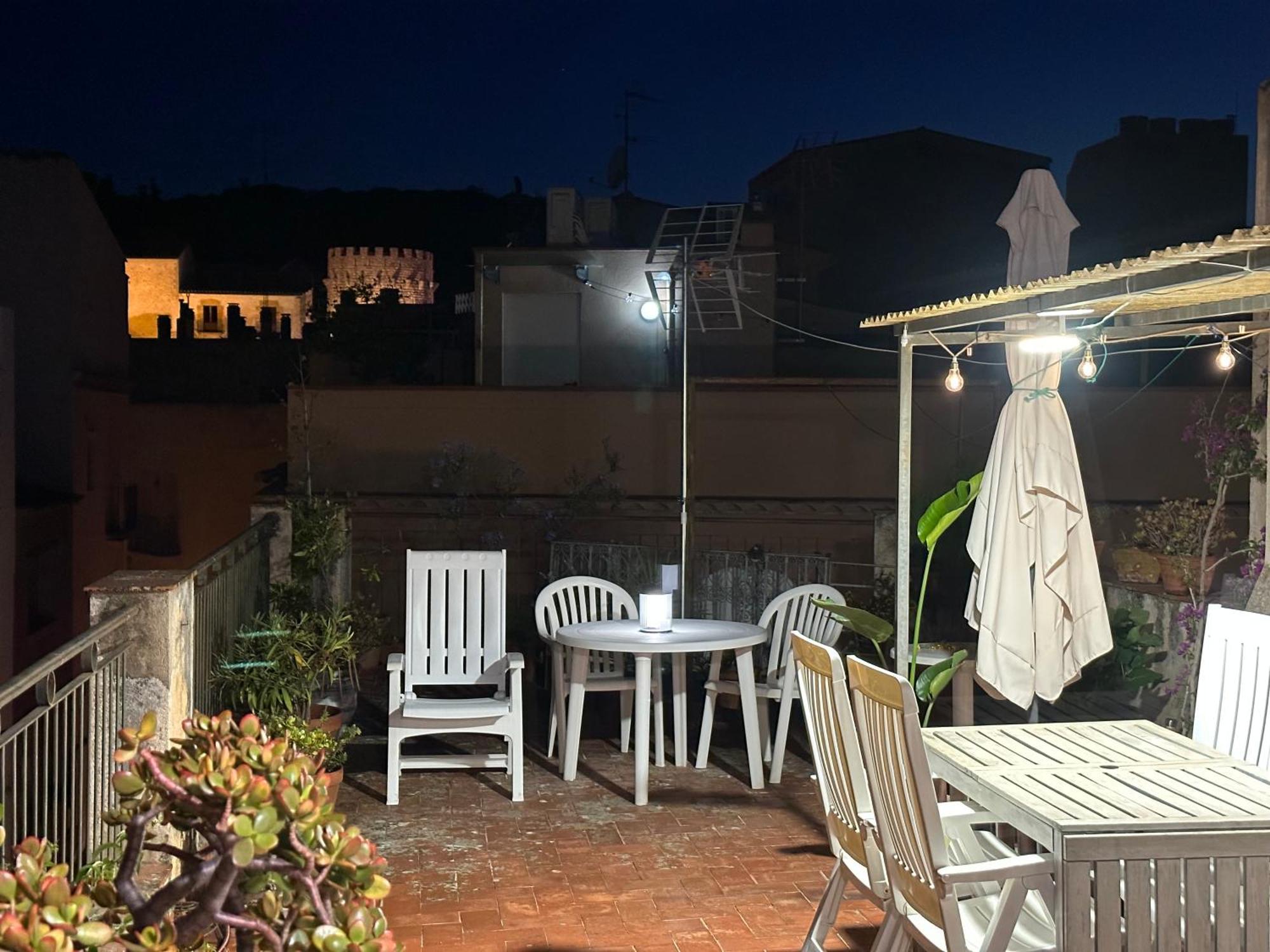Notaria-Apartamento Y Estudio En Casco Antiguo, Al Lado De Playa, Rambla Y Monasterio, Con Acceso A Terraza Ajardinada Сан Фелиу де Гиксолс Екстериор снимка