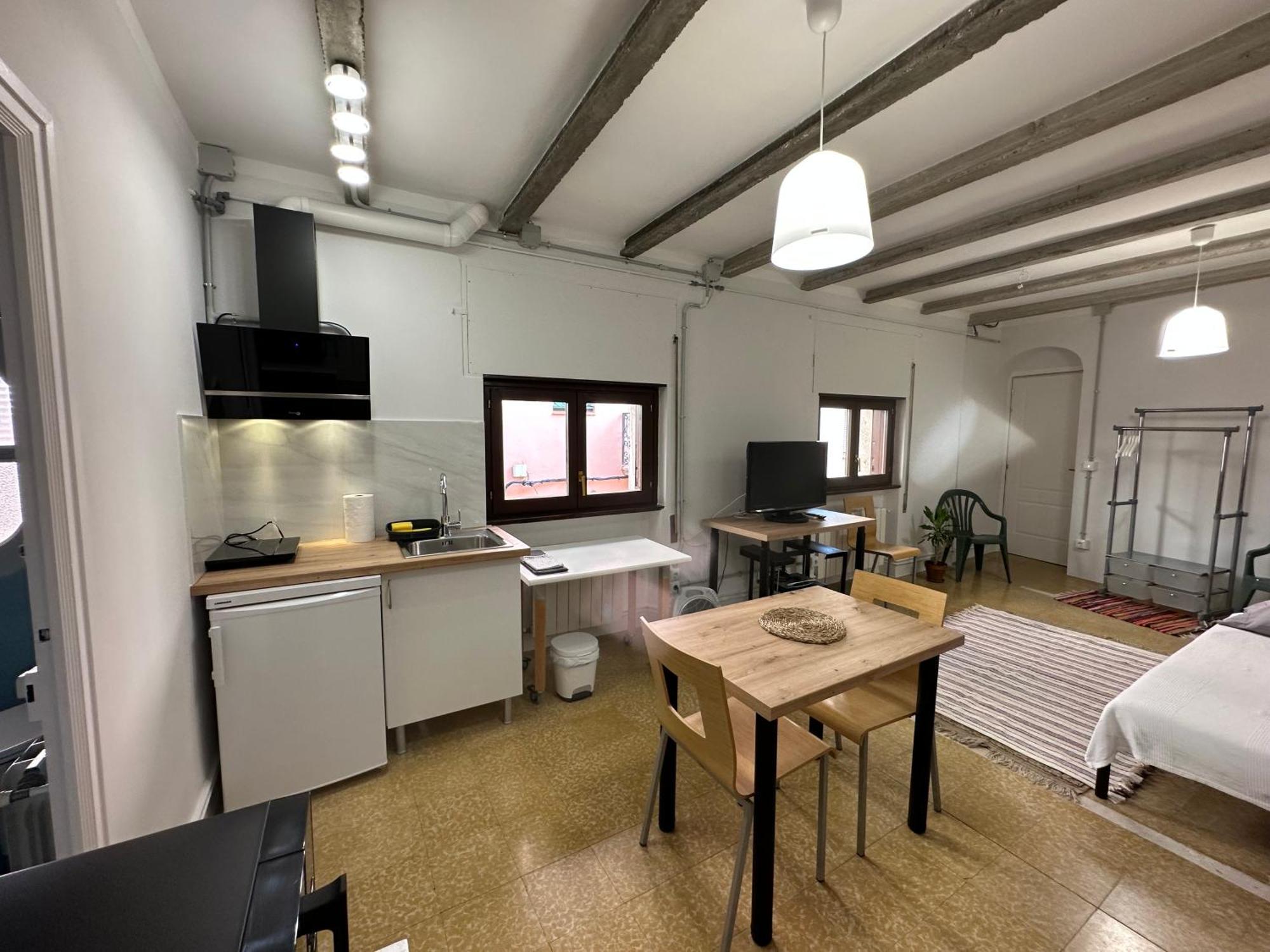 Notaria-Apartamento Y Estudio En Casco Antiguo, Al Lado De Playa, Rambla Y Monasterio, Con Acceso A Terraza Ajardinada Сан Фелиу де Гиксолс Екстериор снимка