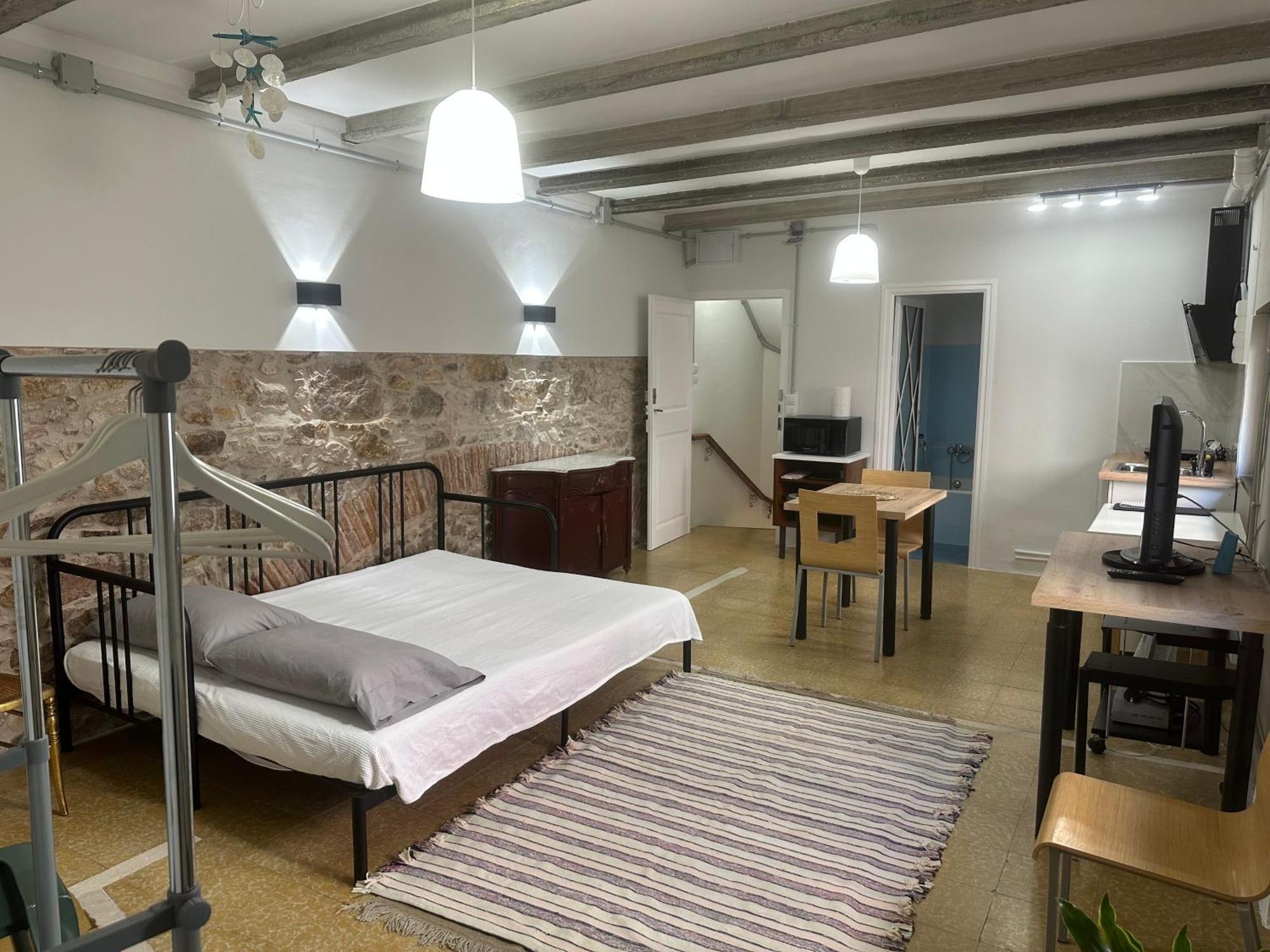 Notaria-Apartamento Y Estudio En Casco Antiguo, Al Lado De Playa, Rambla Y Monasterio, Con Acceso A Terraza Ajardinada Сан Фелиу де Гиксолс Екстериор снимка