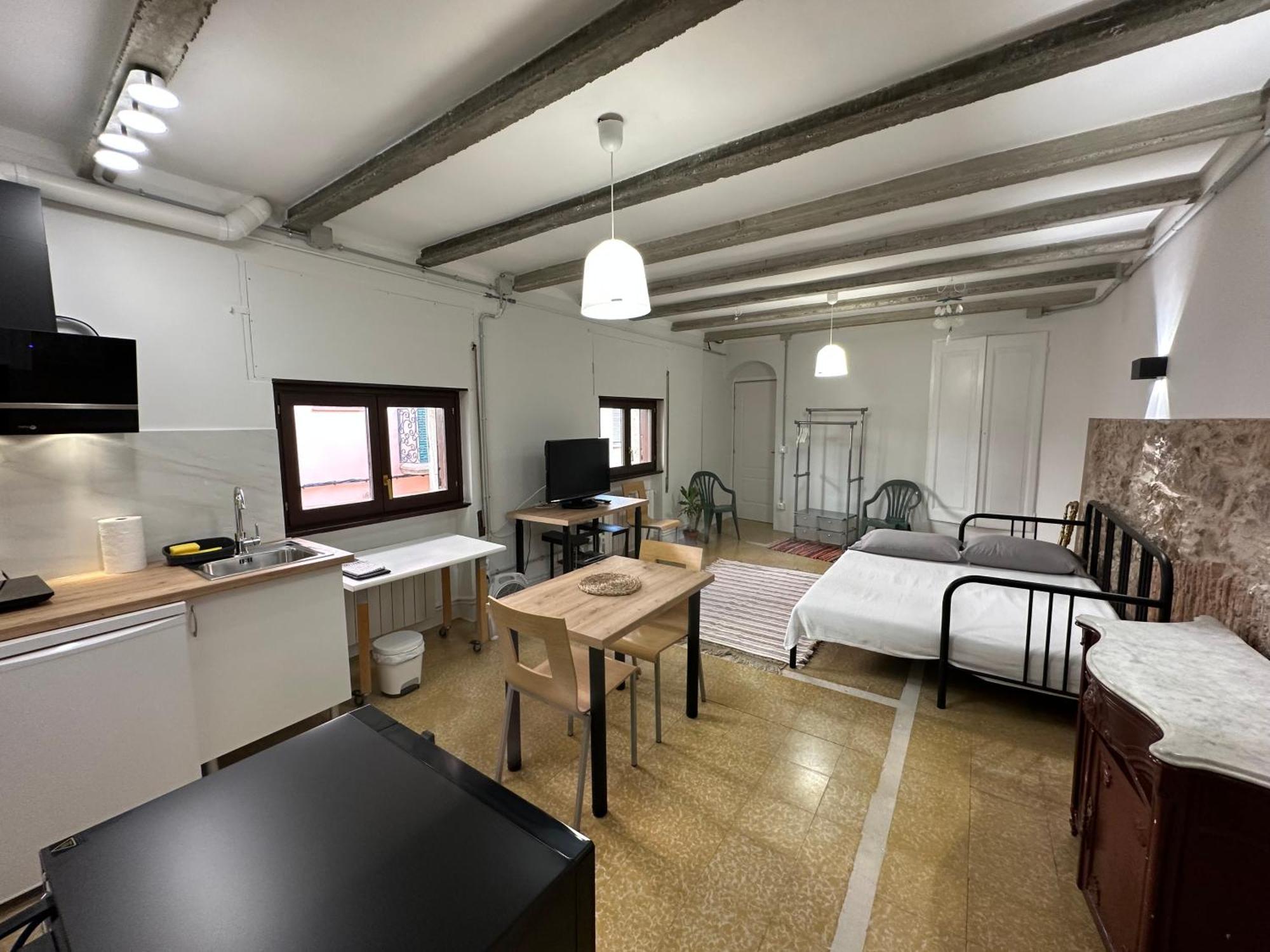 Notaria-Apartamento Y Estudio En Casco Antiguo, Al Lado De Playa, Rambla Y Monasterio, Con Acceso A Terraza Ajardinada Сан Фелиу де Гиксолс Екстериор снимка