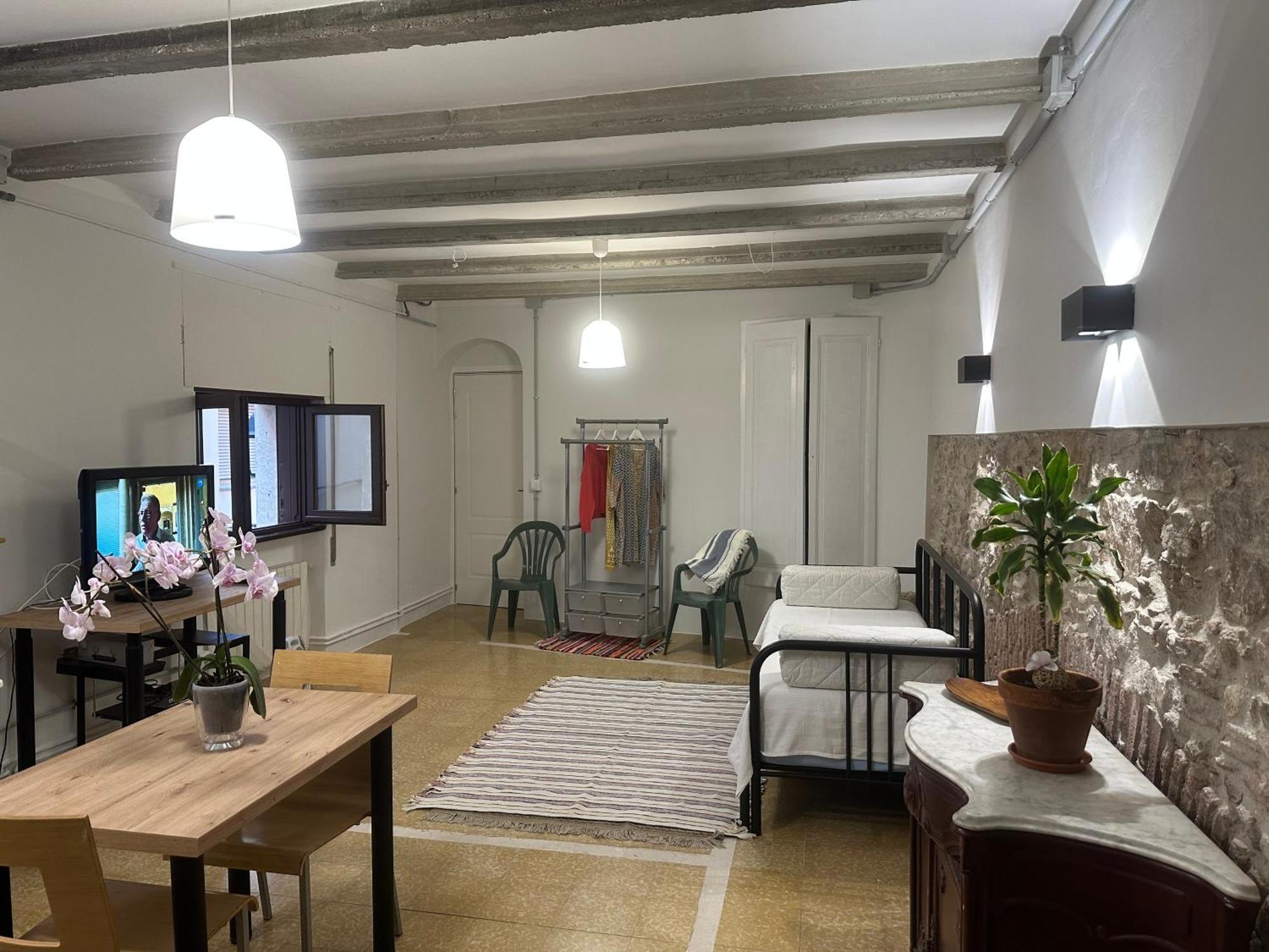 Notaria-Apartamento Y Estudio En Casco Antiguo, Al Lado De Playa, Rambla Y Monasterio, Con Acceso A Terraza Ajardinada Сан Фелиу де Гиксолс Екстериор снимка