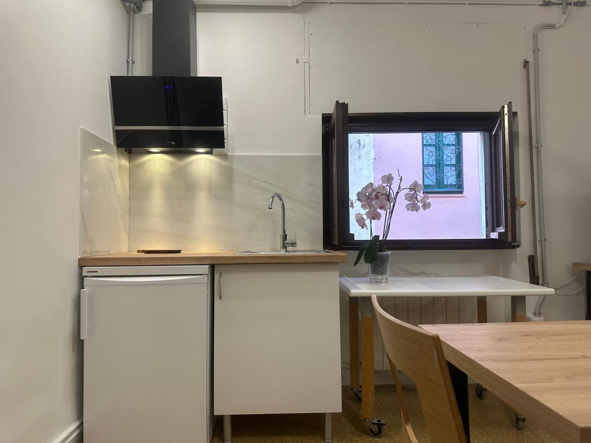 Notaria-Apartamento Y Estudio En Casco Antiguo, Al Lado De Playa, Rambla Y Monasterio, Con Acceso A Terraza Ajardinada Сан Фелиу де Гиксолс Екстериор снимка