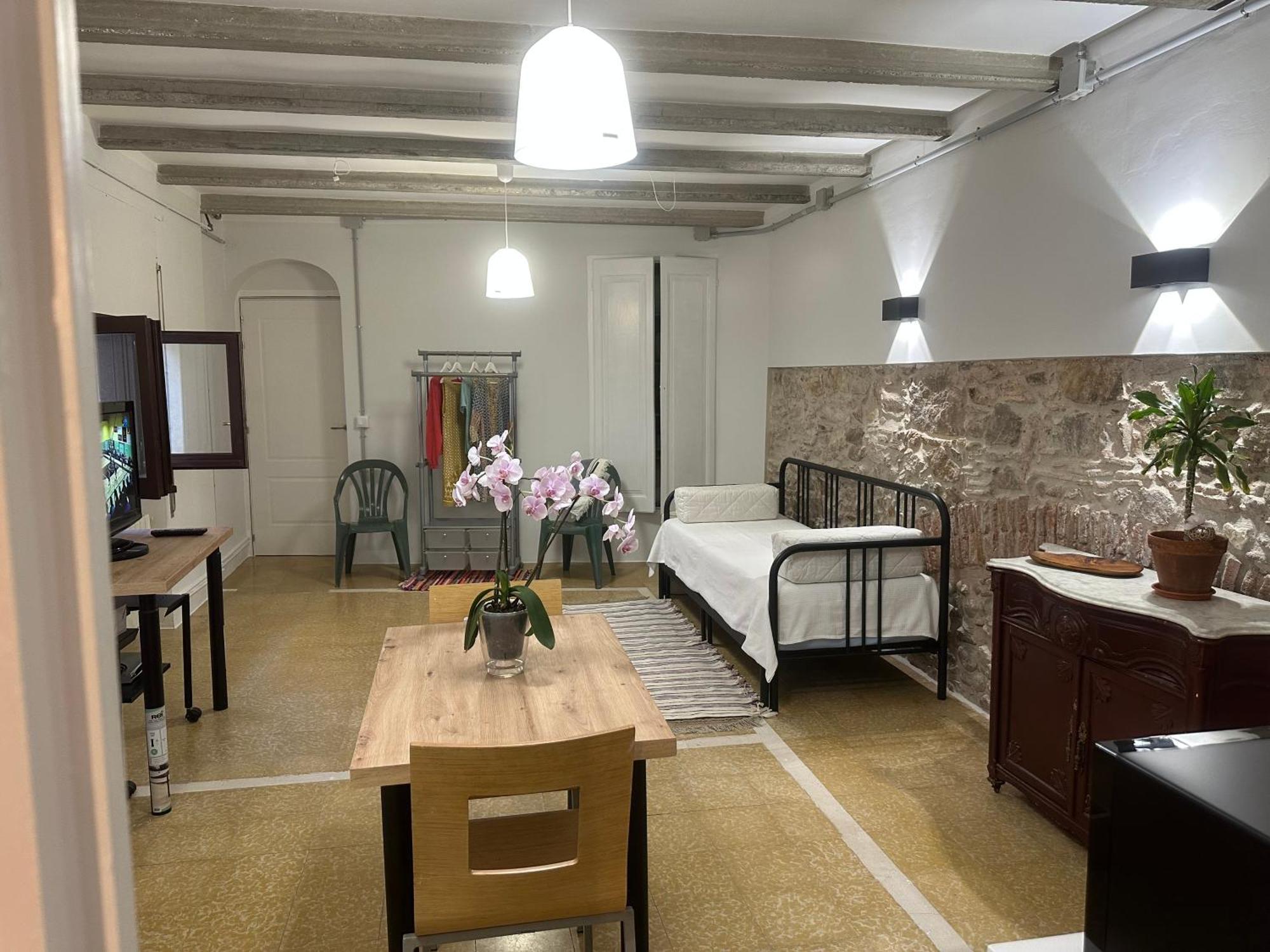 Notaria-Apartamento Y Estudio En Casco Antiguo, Al Lado De Playa, Rambla Y Monasterio, Con Acceso A Terraza Ajardinada Сан Фелиу де Гиксолс Екстериор снимка