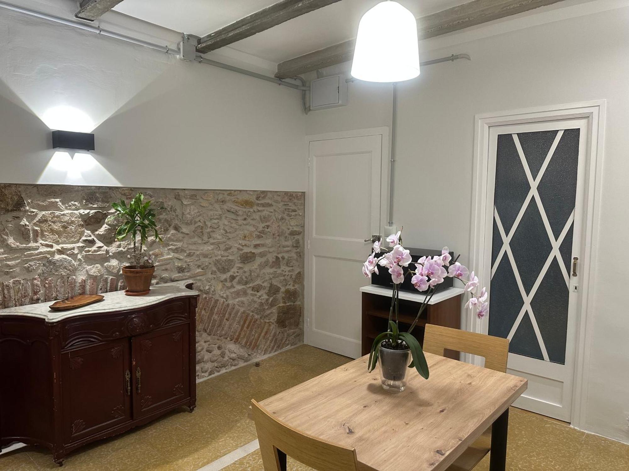 Notaria-Apartamento Y Estudio En Casco Antiguo, Al Lado De Playa, Rambla Y Monasterio, Con Acceso A Terraza Ajardinada Сан Фелиу де Гиксолс Екстериор снимка
