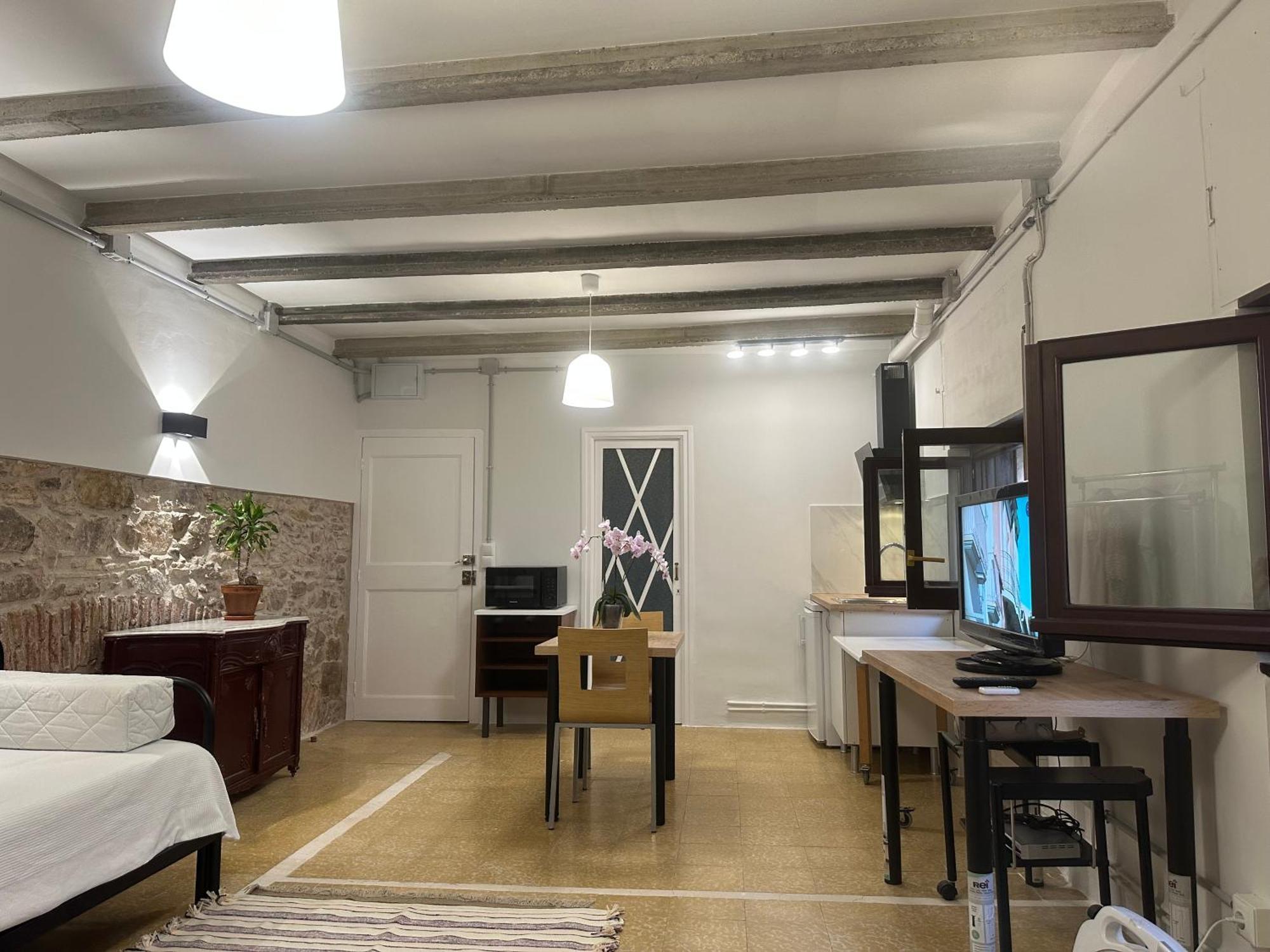 Notaria-Apartamento Y Estudio En Casco Antiguo, Al Lado De Playa, Rambla Y Monasterio, Con Acceso A Terraza Ajardinada Сан Фелиу де Гиксолс Екстериор снимка